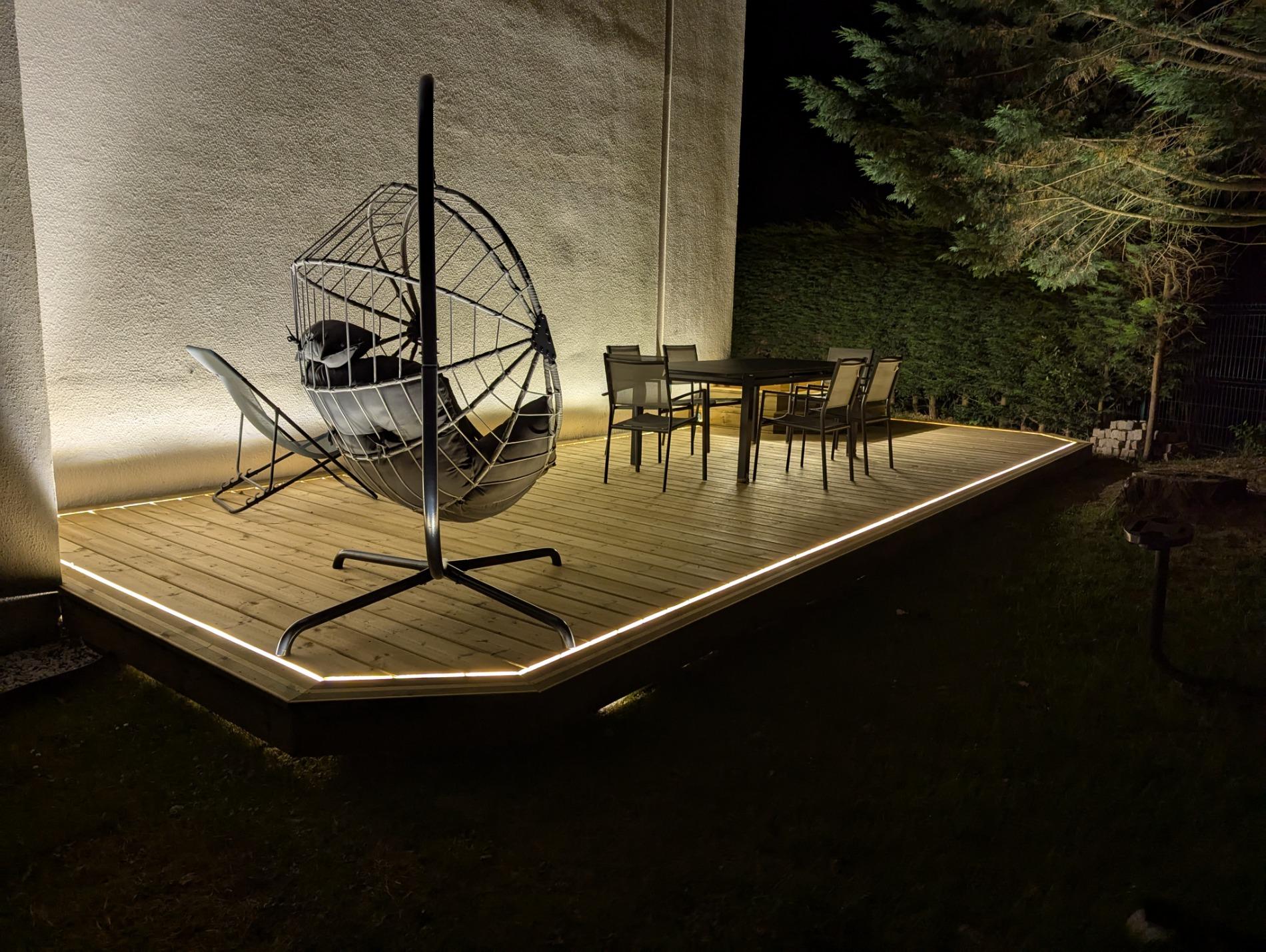 Terrasse en bois avec lumière led intégré